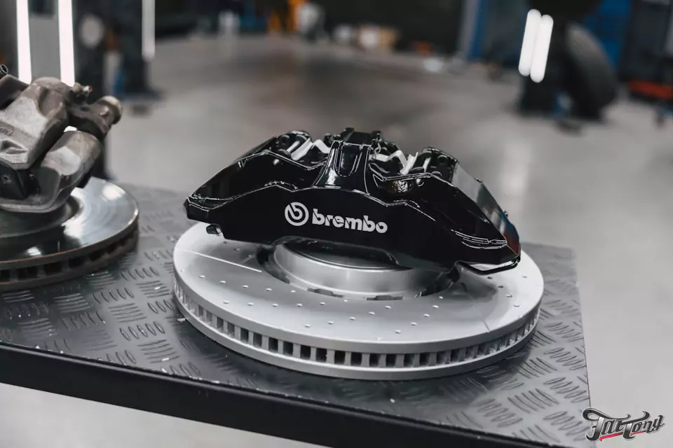 Апгрейд для Mercedes V-Class: установили усиленную тормозную систему Brembo на переднюю ось